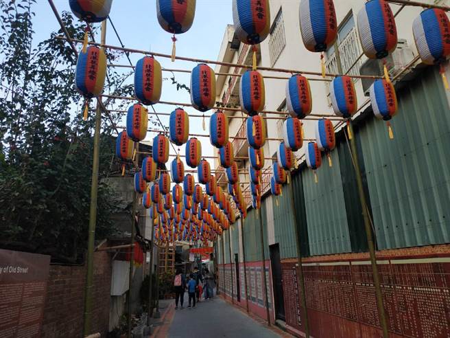 雲林縣政府規畫北港「燈會原鄉」迎新春，與民眾用燈海「相癒北港」。（張朝欣攝）