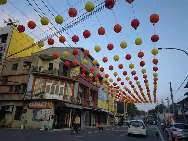 雲林縣政府規畫北港「燈會原鄉」迎新春，與民眾用燈海「相癒北港」。（張朝欣攝）