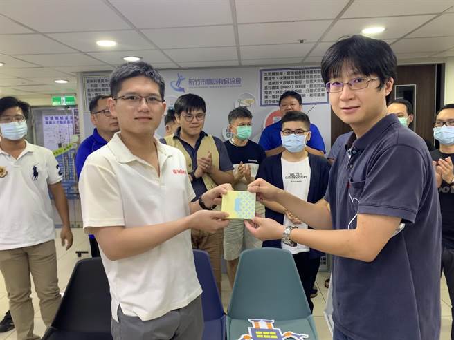 受疫情影响产业人力市场出现变化，张永昌（左）就利用「产业人才投资方案」进修专业技能，为自己加薪超过2万5000元。（劳动力发展署提供／陈育贤新竹传真）