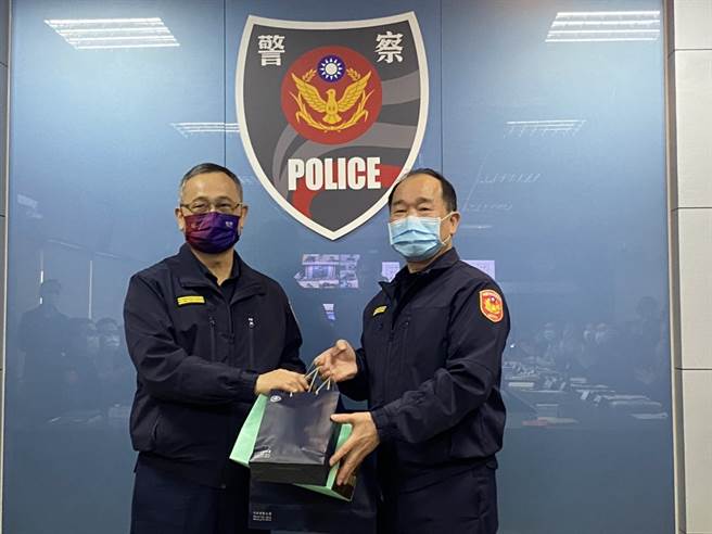 內政部警政署署長陳家欽前往桃園市政府警察局慰勉員警執行「加強重要節日安全維護工作」辛勞，並肯定協勤民力的付出，期許警察應全力維護社會治安工作。(桃園市警局提供)