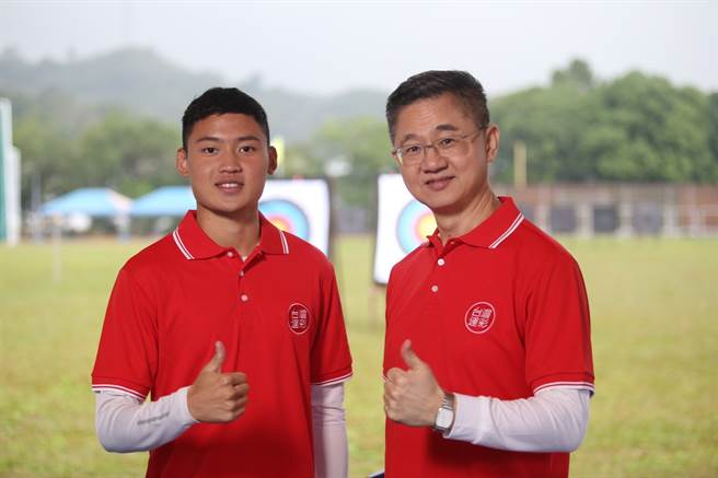 射箭国手汤智钧(左)与台湾运彩总经理林博泰(右)一起拍摄虎年贺岁宣传影片。(李弘斌摄)