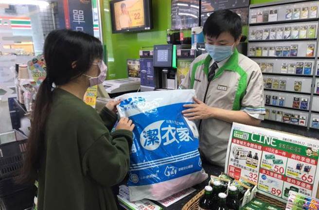 （洁衣家在疫情期间无接触的到府收送服务，带动去年第四季送洗件数大幅提升15％。图／洁衣家提供）