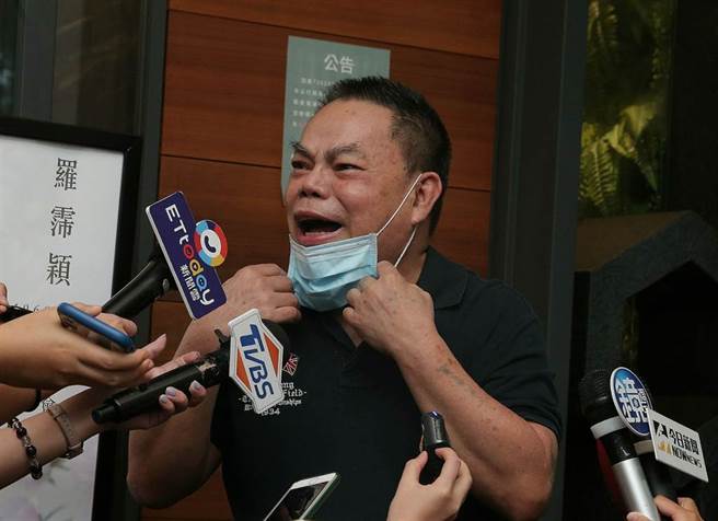 蔡头前(2020)年亲送好友罗霈颖一程，过去他曾砸百万包机仍救不回疼爱的弟弟。（图／粘耿豪摄）