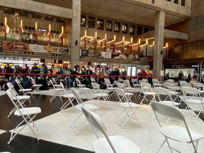 台北車站接種站出現大批民眾搶打BNT疫苗，人潮甚至排到戶外廣場。（民眾提供／游念育台北傳真）