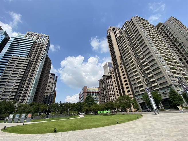 中央针对金融检查及限制预售屋转约等政策准备上路或修法，全国商业总会主席赖正镒26日表示，「政府真的管过头了」。（卢金足摄）