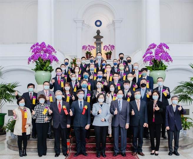 （富士达保经董事长廖学茂二度获国家品牌玉山奖杰出企业领导人「全国首奖」的肯定，受总统蔡英文接见。图／富士达保经提供）