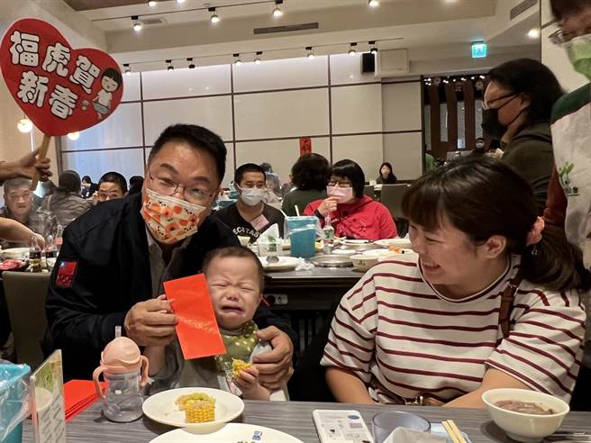 台南市議員蔡育輝（左一）揪團送愛心，宴請家扶百名親子共享圍爐樂，並發500元紅包給參與活動的人。（張毓翎攝）