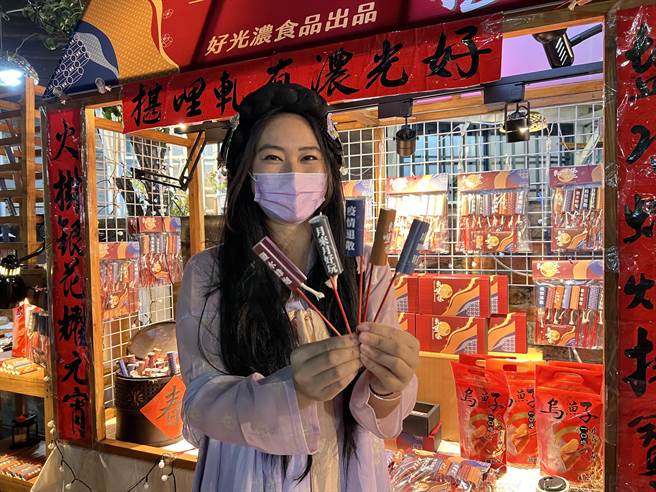 丁羿嫣将牛轧糖结合蜂炮民俗，开发蜂炮造型的伴手礼，凸显盐水小镇文化。（张毓翎摄）