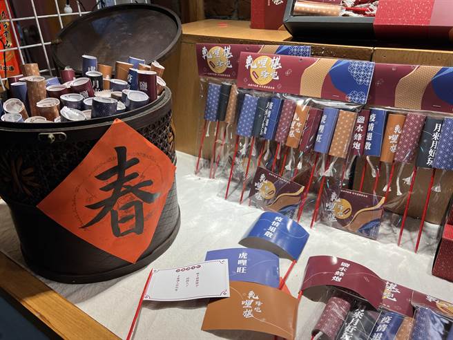 每支蜂炮内藏有一段话或籤诗，内文由在地诗人发想出的，独特性十足。（张毓翎摄）