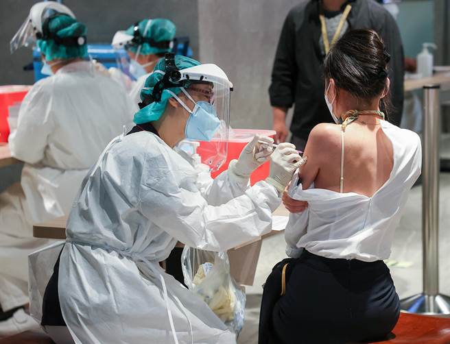 桃园公司加开疫苗施打场次，为在桃园机场的工作人员施打加强的第三剂疫苗。（陈麒全摄）