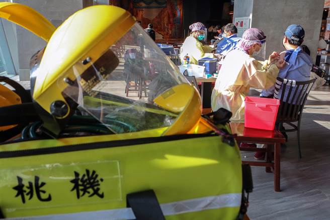 桃园公司加开疫苗施打场次，为在桃园机场的工作人员施打加强的第三剂疫苗。（陈麒全摄）