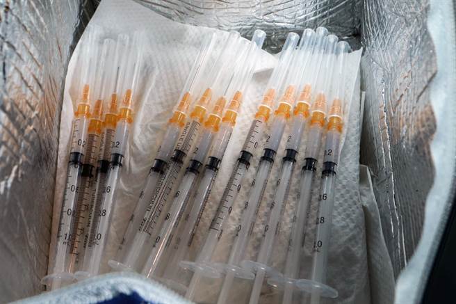 桃园公司加开疫苗施打场次，为在桃园机场的工作人员施打加强的第三剂疫苗。（陈麒全摄）