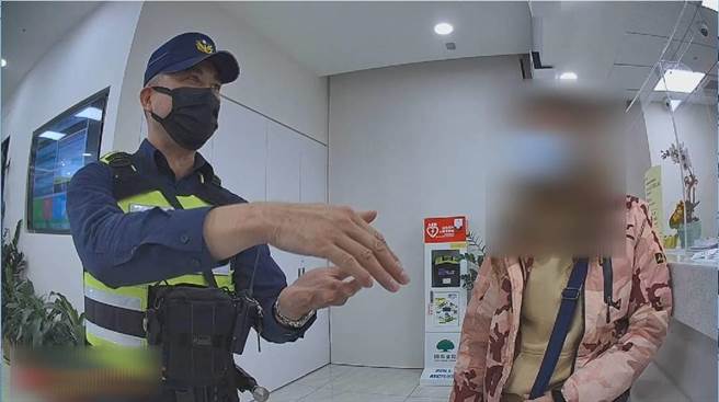 桃园市八德区四维派出所巡佐李福进、警员李卉蓁与银行行员耐心向民眾解释诈骗案件，守住民眾的辛苦钱。（桃园市八德警分局提供／陈梦茹桃园传真）