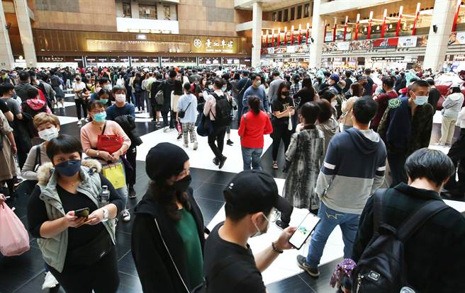 台北車站接種站26日下午為隨到隨打，為民眾提供BNT疫苗第1、2劑和追加劑施打，民眾排隊擠滿大廳手拿小黃卡等待打疫苗。（陳俊吉攝）