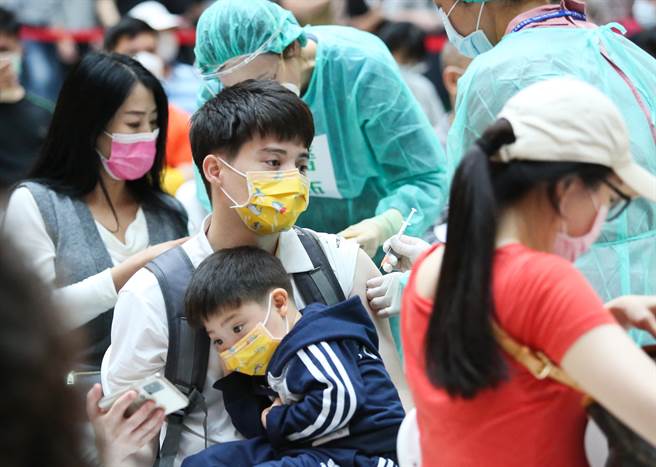 台北車站接種站26日下午為隨到隨打，為民眾提供BNT疫苗第1、2劑和追加劑施打。（陳俊吉攝）