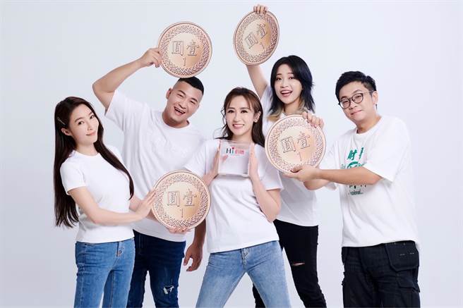 张家玮（左起）、草爷、蔡允洁、卜星慧、林立青，号召民眾零钱捐，助弱势家庭度过疫情寒冬。（红心字会提供）