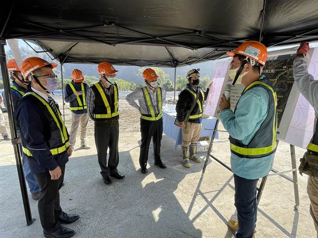 行政院云嘉南区联合服务中心副执行长王开玹(左一)视察曾文南化联通管工程。(南水局提供／刘秀芬台南传真)