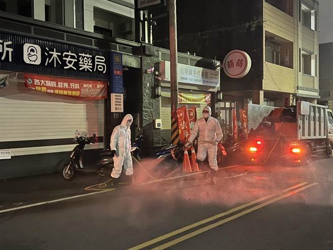 苗栗县府紧急派员进行周边清消。（苗栗县政府提供／李京升苗栗传真）