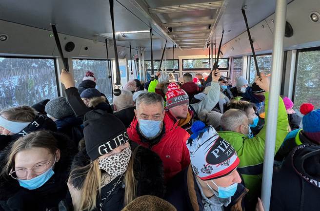 波兰新增5万3420人染疫，目前在这个3800万人口的国家，累计已有10万4373人病逝。(图/路透社) 