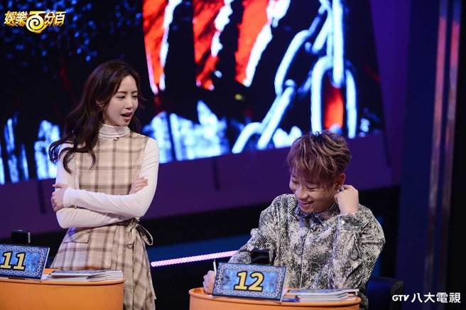 荳荳（左）表示为了争取最后冠军，当天可能会小露胸器。（八大提供）