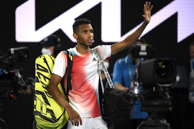 阿里亚辛在2022澳网男单8强战打出一场精采好球。(美联社)