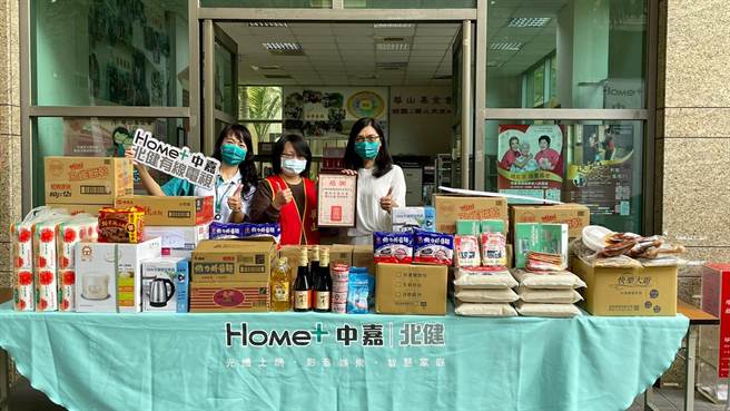 华山桃园市站长(中)赠感谢状给北健总经理徐雪玲(右) 。（北健提供／蔡依珍桃园传真）