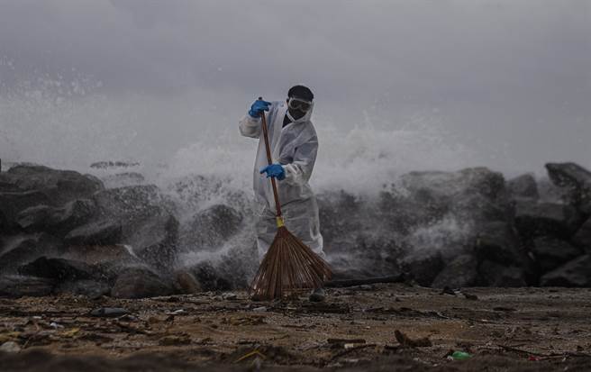 這場海洋災難動用大規模人力執行清理工作，包括國家軍備與Mepa總共集結大約5萬人收集煤泥和其他碎片。(圖/美聯社)