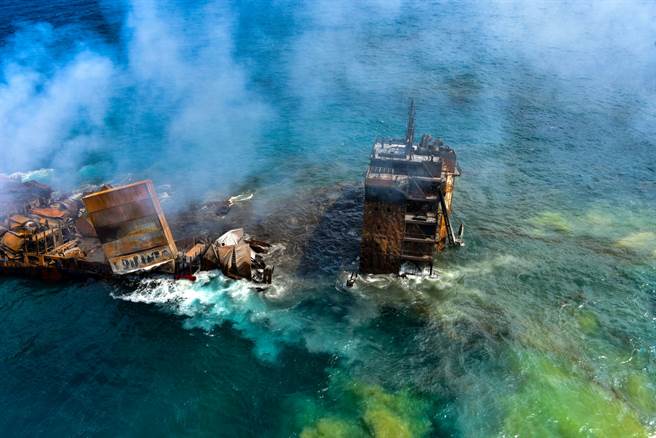 去年(2021)五月X-Press珍珠號貨船起火燃燒是歷史上「最大的塑料外洩事件」，估計約1,680噸塑膠顆粒排入海洋裡。(圖/路透社) 
