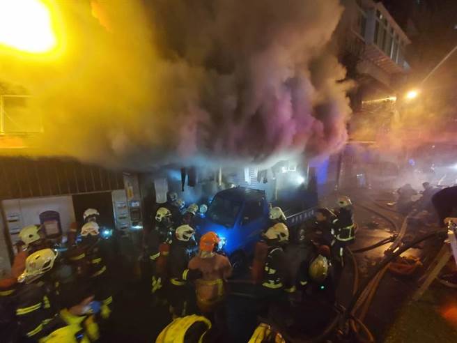 新店復兴路机车行26日晚间传出火警。（民眾提供）
