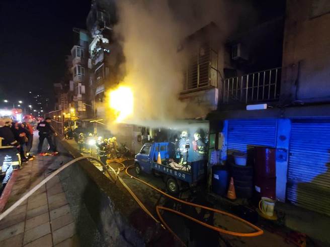 新店復兴路机车行26日晚间传出火警。（民眾提供）
