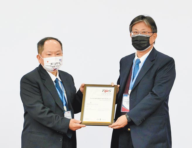 经济部工业局举办「111年度TIPS颁证暨强化企业公司治理及智财管理效益交流会」，由经济部工业局主任秘书周崇斌（左）颁证，合作金库银行副总经理周俊隆（右）代表领证。图／合作金库银行提供