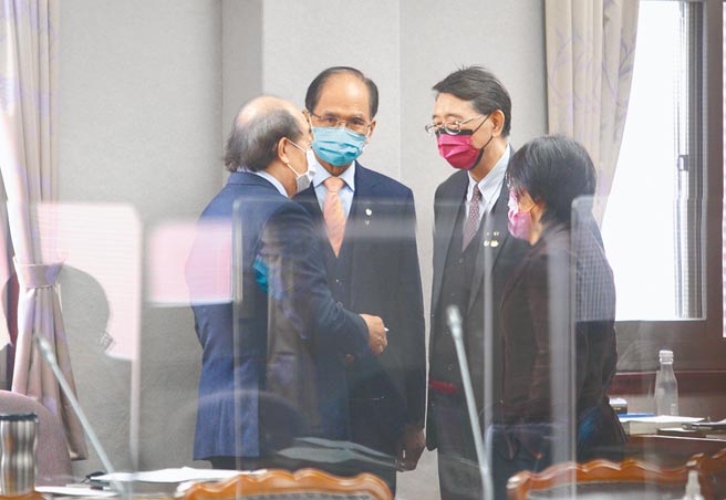 立法院朝野党团25日继续协商总预算案，民进党团总召柯建铭（左起）与院长游锡堃、秘书长林志嘉、民进党立法院党团干事长刘世芳在会场交换意见。（张铠乙摄）