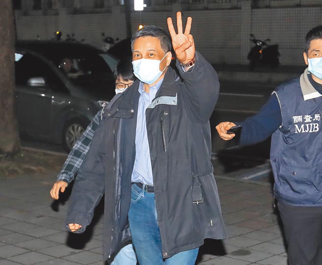 东元旗下的联昌电子控告前董座黄育仁违反证交法非常规交易罪，北检约谈黄育仁，讯后100万交保，限制出境出海。（郑任南摄）