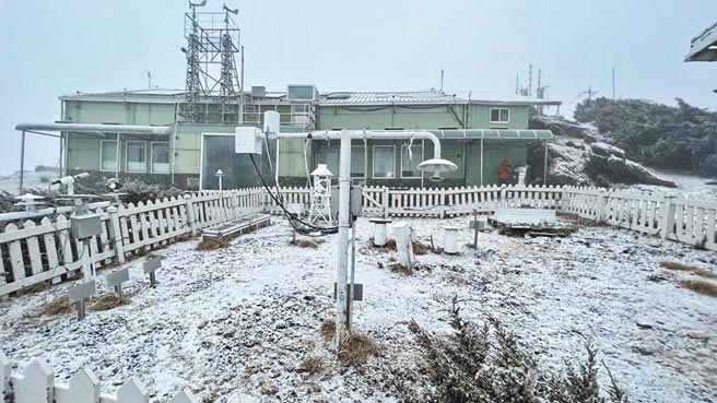 玉山群峰25日再飄雪，玉山氣象站一片雪白。（玉山氣象站提供／廖志晃南投傳真）