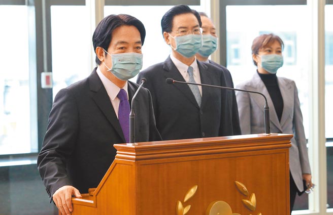 赖清德副总统（左）25日以蔡英文总统特使身分率团，参加宏国首名女总统卡蕬楚宣誓就职典礼，将捐赠防疫物资，用实际行动深化邦谊，展现对新任政府的支持。（陈麒全摄）