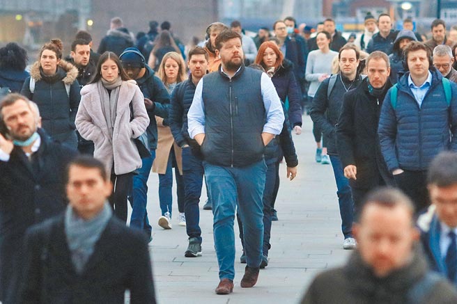 英國政府24日宣布，已接種2劑疫苗的旅客入境時，將毋須再接受病毒篩檢。圖為1月24日，早高峰通勤的人們走在英國倫敦的倫敦橋上。（新華社）