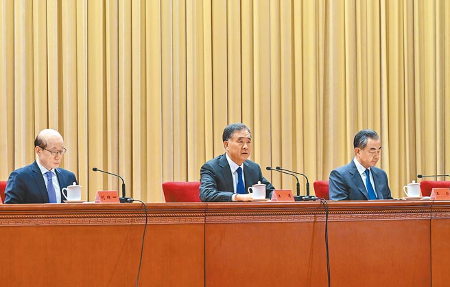 2022年大陆对台工作会议25日在北京举行，大陆全国政协主席汪洋出席并讲话。图为去年大陆对台工作系统表彰会议在北京人民大会堂举行。（新华社）