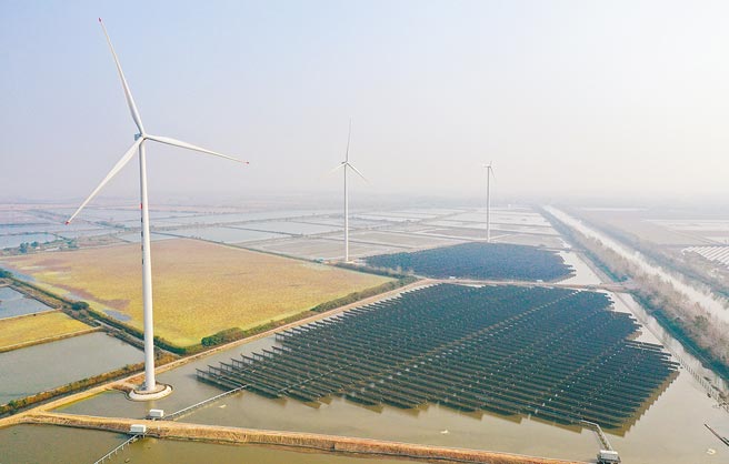 大陆国务院近日印发《「十四五」节能减排综合工作方案》，日标到2025年非化石能源（含风能、太阳能等新能源）占能源消费总量比重达到20％左右。（新华社）