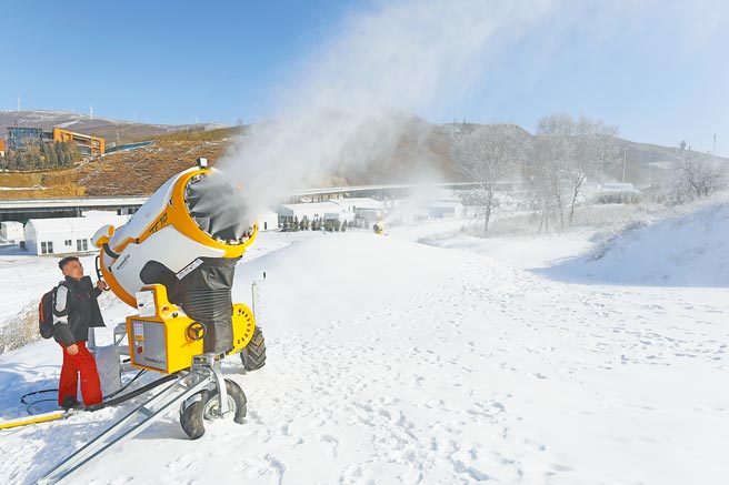 北京冬奥倒数9天，但可口可乐等13家顶级奥运赞助商却因新疆人权议题，陷入涉及数十亿美元的困境。图为2022年北京冬奥会张家口赛区国家越野滑雪中心进行人工造雪。（新华社）