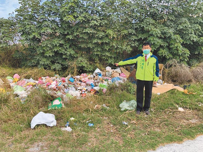 清水自行车道滨海段频传恶臭，市议员杨典忠会勘惊见大甲溪河畔遭倾倒废弃物。（陈淑娥摄）