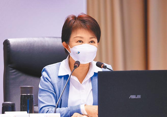 台中市长卢秀燕昨日于市政会议上说，台中春节期间持续提供疫苗施打服务，让市民安心过好年。（陈世宗摄）