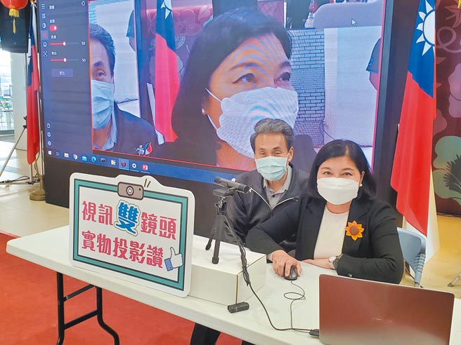 雲林縣府採購3102個高畫質雙鏡頭網路攝影機到貨，縣長張麗善（右）與教育處長邱孝文（左）示範。（周麗蘭攝）