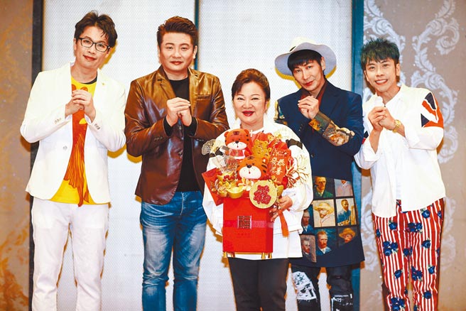 白冰冰（中）攜旗下藝人陳思瑋（左起）、蔡佳麟、阿文、東諺向觀眾拜早年。（鄧博仁攝）