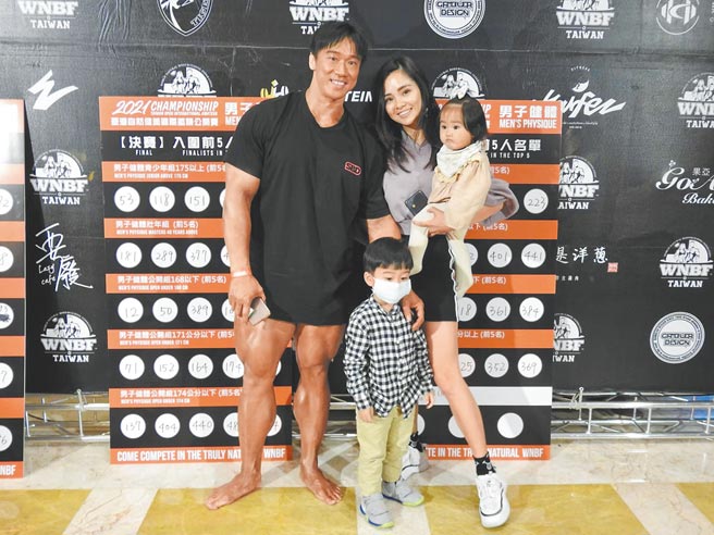 许家豪（左）目前经营健身房，斜杠当歌手推出歌曲献给老婆、小孩。（300壮士俱乐部提供）