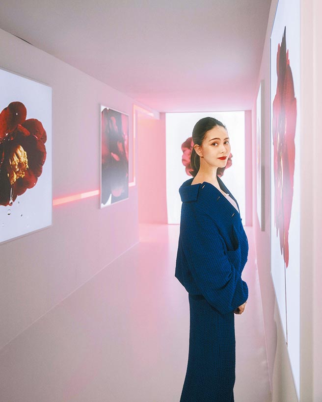 香奈儿品牌大使昆凌穿着2022香奈儿春夏前导系列，蓝色幻彩斜纹软呢外套与同款宽裤、白色棉质背心。（香奈儿提供）