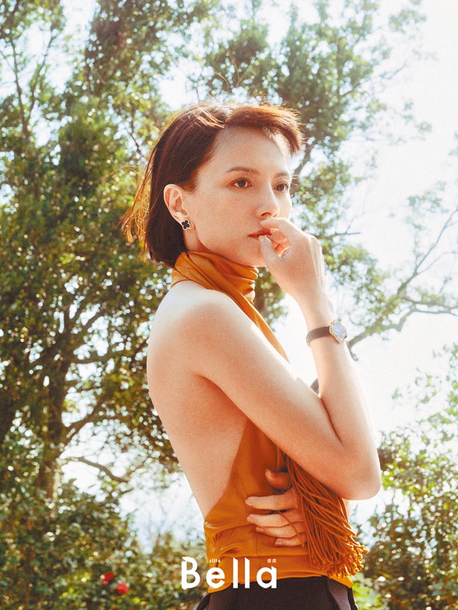 李心洁佩戴梵克雅宝Alhambra系列珠宝登上时尚杂志封面。（摘自《Bella》杂志）