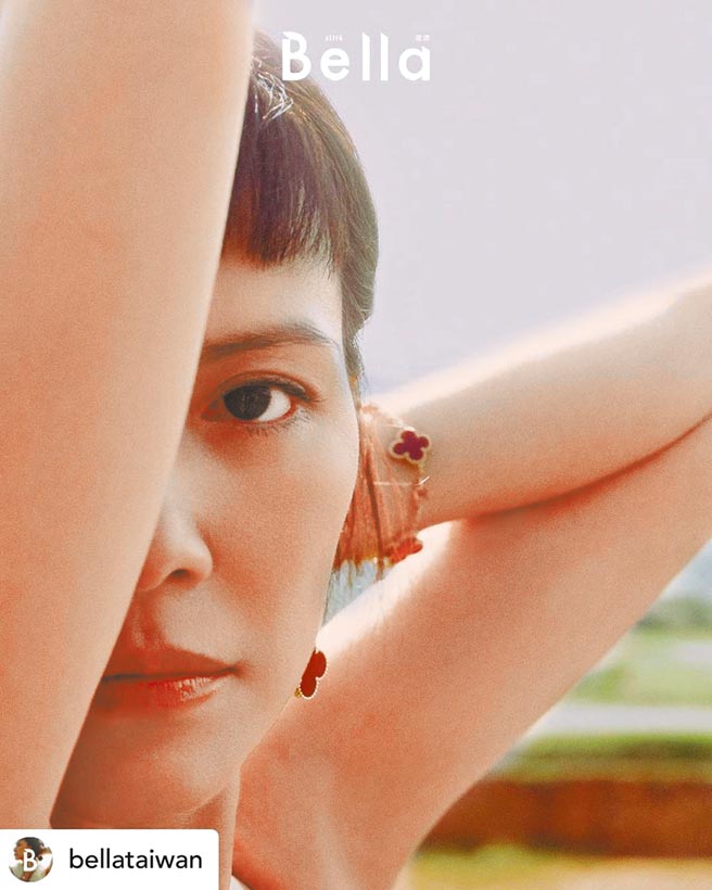 李心洁佩戴梵克雅宝Alhambra系列珠宝登上时尚杂志封面。（摘自《Bella》杂志）