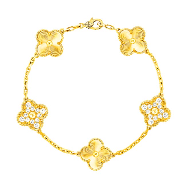 梵克雅宝Vintage Alhambra手炼，5枚幸运四叶图腾，玑镂雕花黄K金，41万3000元。（Van Cleef & Arpels提供）