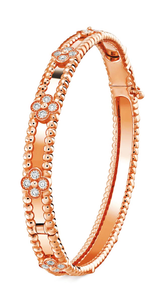 梵克雅宝Perlee sweet clovers手鐲，玫瑰金、钻石，47万2000元。（Van Cleef & Arpels提供）