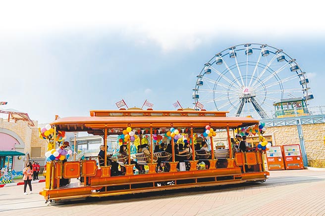 舒适的户外购物环境，让顾客有置身国外的氛围。（新光三越提供）